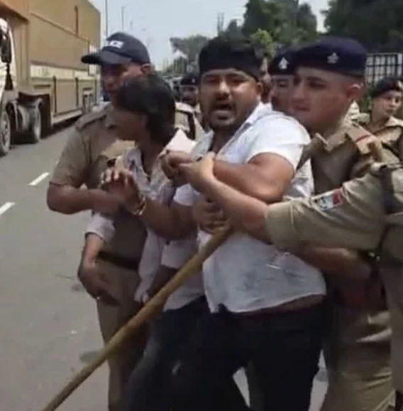 राहुल गांधी पर टिप्पणी के विरोध में यूथ कांग्रेस का प्रदर्शन, नितिन नवीन के खिलाफ की नारेबाजी, काली पट्टी बांधकर सड़क पर उतरे कार्यकर्ता, पुलिस ने हिरासत में लेकर किया नजरबंद