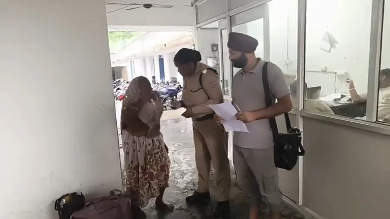 नाती बस में बैठाकर चले गए, अकेली रह गई बुजुर्ग महिला, दिल्ली भेजने की बात कहकर दो युवक उतर गए, रोडवेज परिचालक ने कोतवाली पहुंचाया