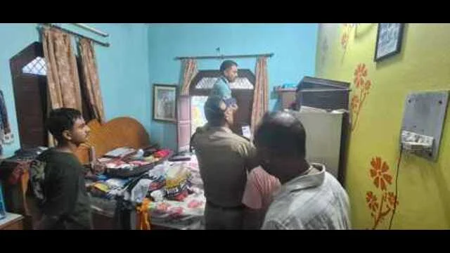 सनसनीखेज::कोतवाल के घर ही खिड़की की ग्रिल काटकर चोरी का प्रयास, गमछा बांधे संदिग्ध सीसीटीवी में कैद