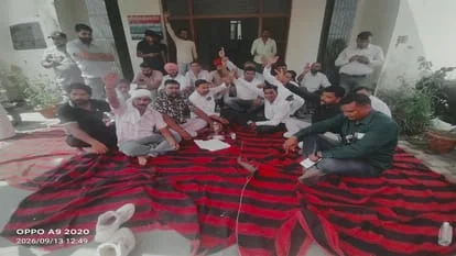 ‘दलाल’ कहने पर भड़के प्रधान, चौकी में धरना, आरोपी सिपाही से माफी की मांग पर अड़े रहे जनप्रतिनिधि, पुलिस अधिकारियों के समझाने पर भी नहीं माने प्रधान