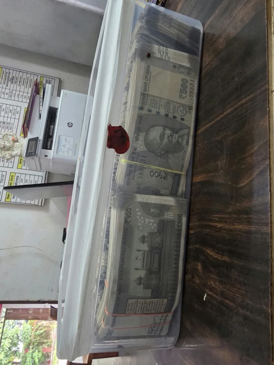 गेस्ट हाउस में 14 लाख की नकदी मिलने से हड़कंप, दो महिलाओं समेत तीन से पूछताछ, 500-500 रुपये के नोटों की 28 गड्डियां बरामद, रकम के स्रोत का जवाब नहीं मिलने पर आयकर विभाग को दी सूचना