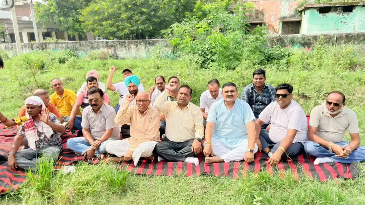 एक साल से खुदी सड़क पर गड्ढे में बैठकर कांग्रेस का प्रदर्शन, इंद्रा चौक से बस अड्डे तक सड़क निर्माण पूरा न होने पर जताया आक्रोश, पीडब्ल्यूडी कार्यालय में तालाबंदी की चेतावनी