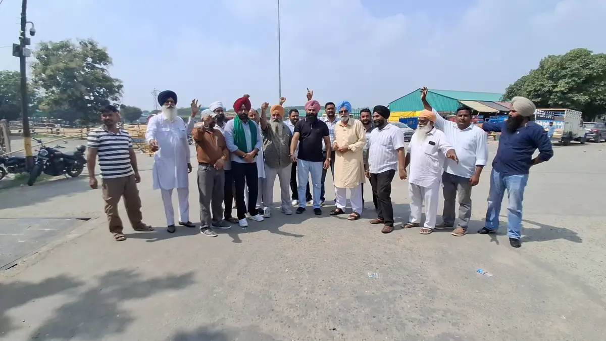 तीन दिन से पोर्टल बंद, धान खरीद शुरू न होने पर भड़के किसान, 1800 रुपये क्विंटल में धान बेचने को मजबूर, सोमवार तक खरीद शुरू न हुई तो मंडी गेट पर तालाबंदी की चेतावनी