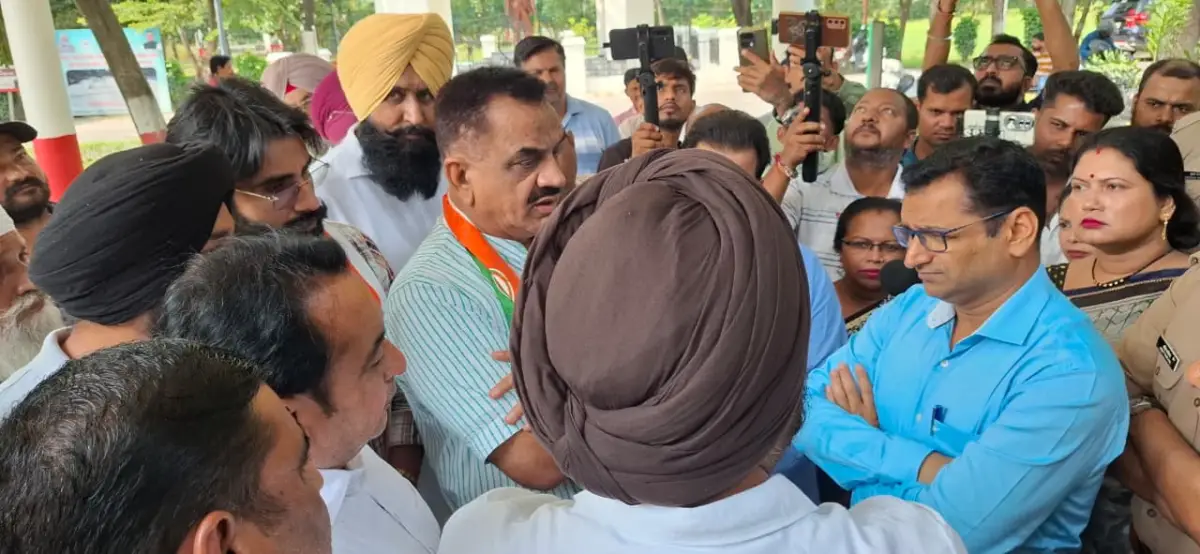 फसल बर्बादी पर कांग्रेस का हल्लाबोल, 50 हजार रुपये प्रति एकड़ मुआवजे की मांग; बिजली बिल माफी, गन्ने का भाव 700 रुपये करने और चीनी मिलें जल्द चलाने को कलक्ट्रेट में प्रदर्शन
