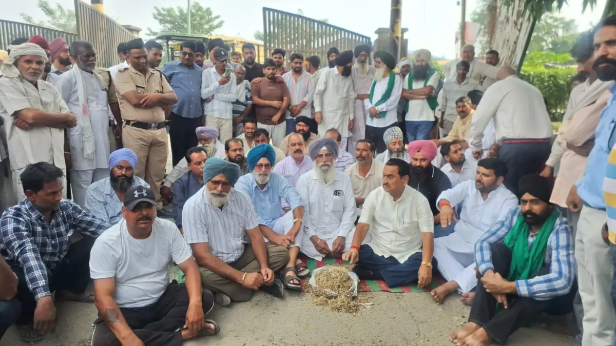 15 दिन से धान खरीद का इंतजार, किच्छा मंडी में किसानों का फूटा गुस्सा, ट्रैक्टर-ट्रॉलियां खड़ी कर लगाया जाम, बोले- खरीद शुरू नहीं हुई तो हाईवे करेंगे जाम