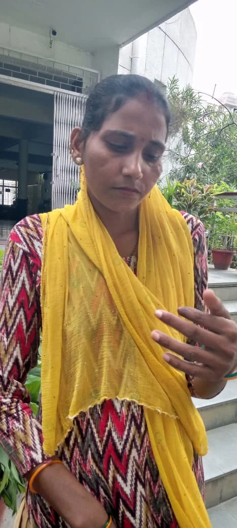 प्रेस मशीन की चपेट में आने से महिला की उंगलियां कटीं, मुआवजे की मांग, इलाज में लापरवाही और आर्थिक मदद नहीं देने का आरोप, डीएम से लगाई न्याय की गुहार