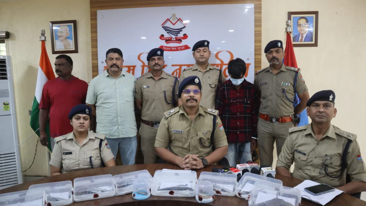 मुठभेड़ में पुलिस ने दबोचे दो आरोपी, आठ अवैध तमंचे बरामद, फायरिंग के बाद गन्ने के खेत में भागे, जवाबी कार्रवाई में एक के पैर में लगी गोली