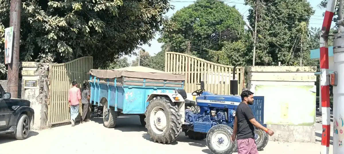 धान खरीद में देरी पर किसानों का चढ़ा पारा, मंडी बंद कर जताया विरोध, बार-बार आश्वासन के बाद भी शुरू नहीं हुई खरीद, सड़क जाम कर आंदोलन तेज करने की चेतावनी