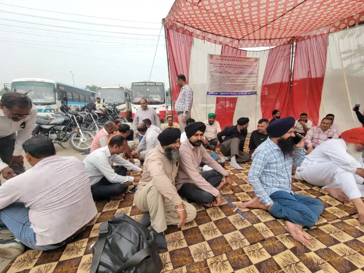छह सूत्रीय मांगों पर रोडवेज कर्मियों का चक्का जाम, अनिश्चितकालीन हड़ताल से बसों का संचालन ठप, घंटों इंतजार के बाद भी यात्रियों को नहीं मिली राहत