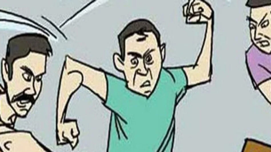 लकड़ी तस्करों ने वन विभाग की टीम पर किया हमला, दरोगा घायल, बाजपुर में गोदाम पर छापा मारने पहुंची थी रुद्रपुर और बाजपुर की संयुक्त टीम, सागौन और खैर की लकड़ी बरामद